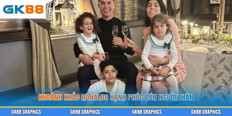 Khoảnh khắc Ronaldo hạnh phúc bên người thân
